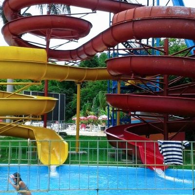 سعر جيد أطفال ملعب داخلي لعب الماء آلة ترفيهية أطفال شرائح المياه من الألياف الزجاجية الانترنت