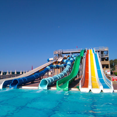 سعر جيد Outdoor Fiberglass Water Park Slide with 6-8mm Thickness and Customized Size for Long Service Life Over 10 Years الانترنت