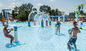ألعاب مائية للأطفال في الحديقة المائية للسباحة ، ألعاب رشاش مائي ومسدس مائي