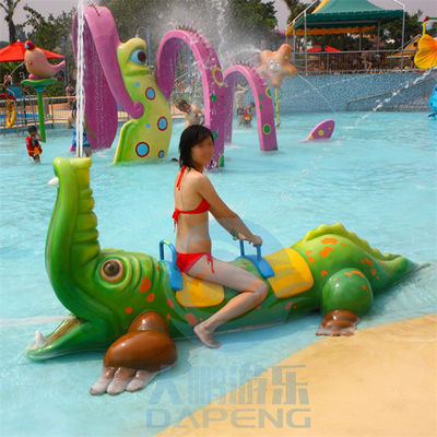 FRP Crocodile Spray Animals ألعاب رش الماء مع مقعد في الحديقة المائية