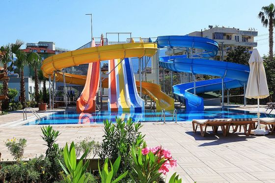 حديقة المواضيع المائية حمام سباحة ألعاب ركوبات ألياف الزجاج المياه المنزلق للبالغين