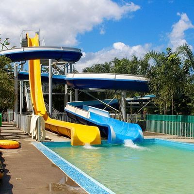 سعر جيد High Speed Racing Fiberglass Water Park Slide with 6-8mm Thickness and Over 10 Years Service Life الانترنت